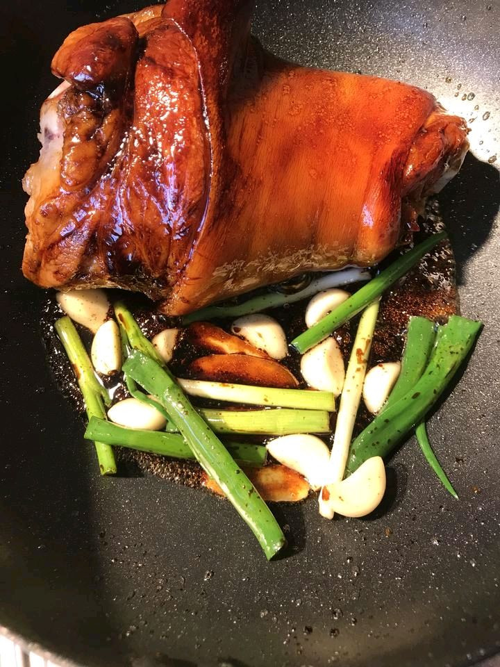 浓香红焖肘子