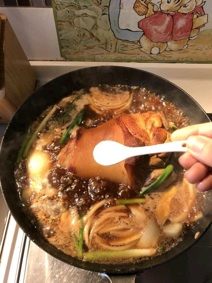浓香红焖肘子