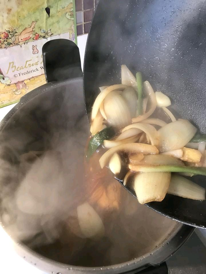 浓香红焖肘子