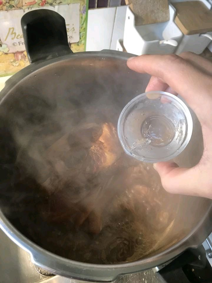 浓香红焖肘子