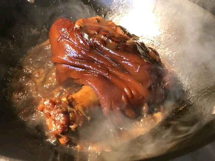 浓香红焖肘子