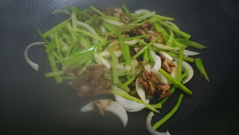 葱肉芹丝炒豆皮