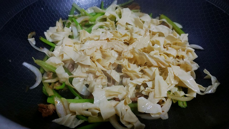 葱肉芹丝炒豆皮