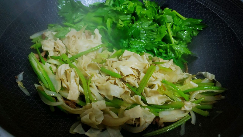 葱肉芹丝炒豆皮