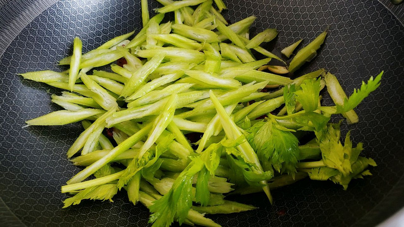 蒜香辣酱芹菜肠
