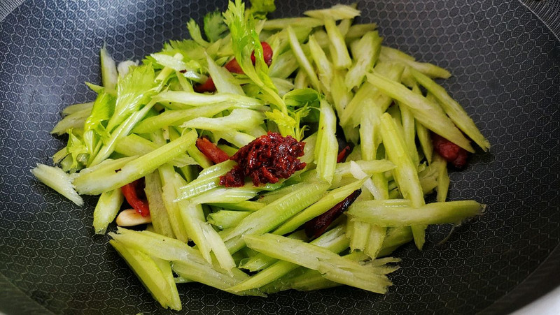 蒜香辣酱芹菜肠