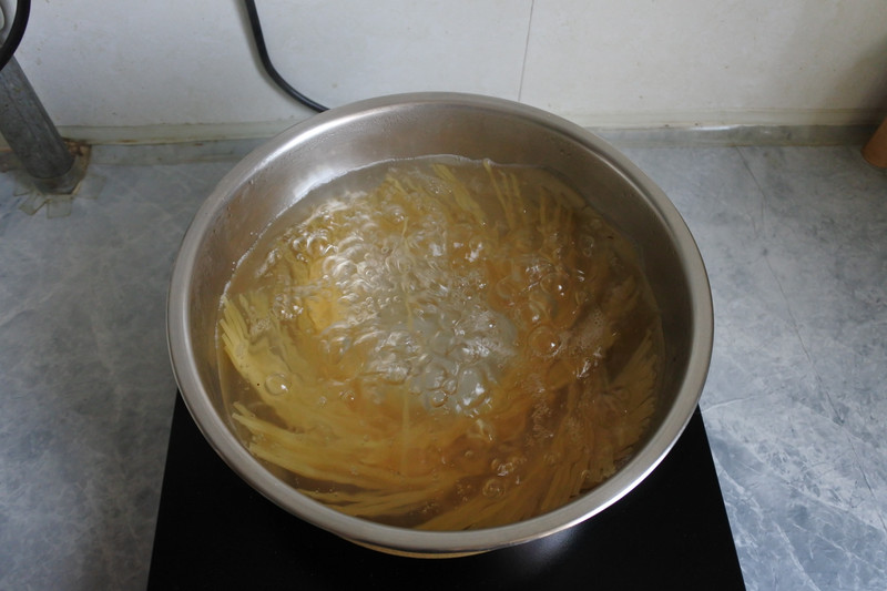 藏红花奶油汁鲜虾细面