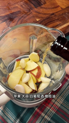 这份圣诞节菜谱也太有氛围感了吧，苹果蒜香欧洲猪肋排