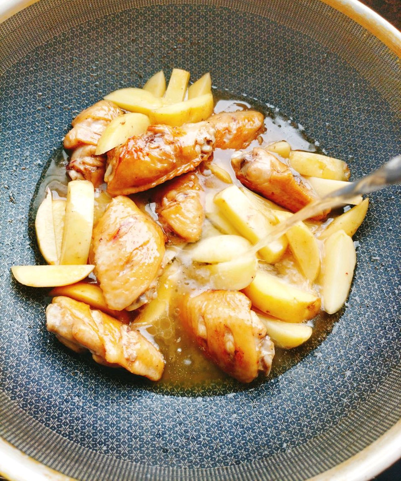 好吃到停不下来的红烧鸡翅中+洋芋