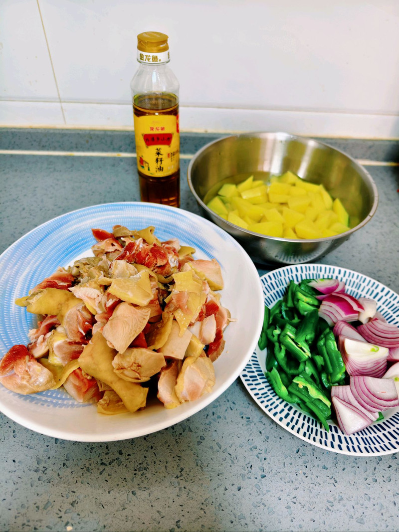土豆烧鸡块