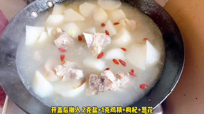 白萝卜猪腿骨汤