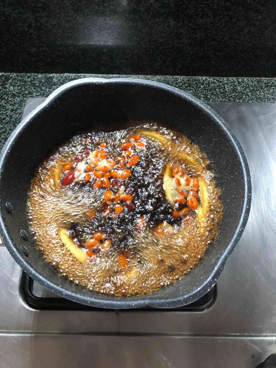 红糖生姜红枣枸杞茶