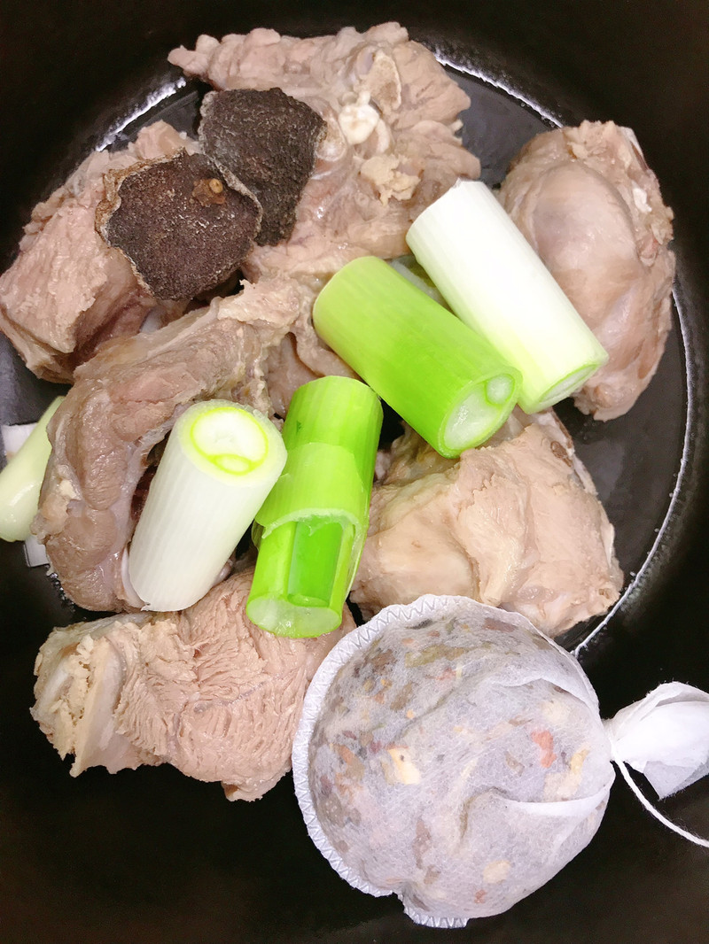 胡萝卜炖羊蝎子