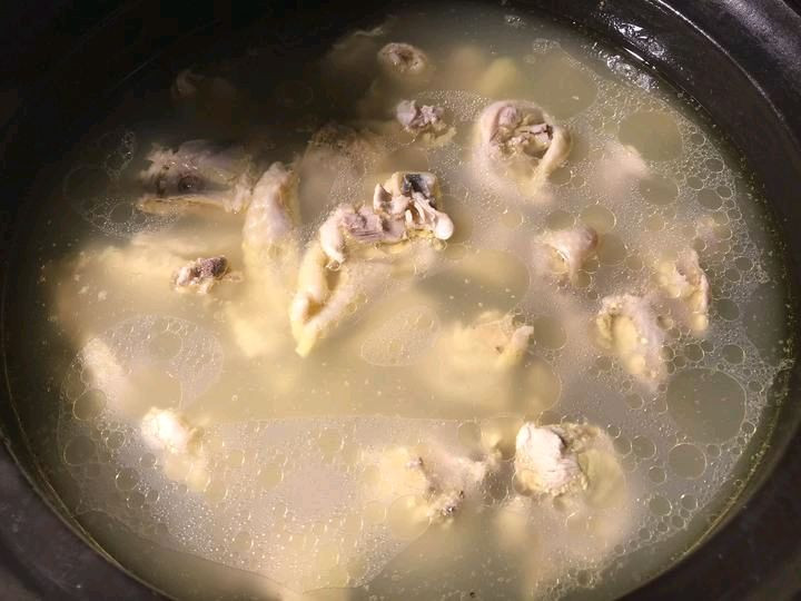 金汤花胶炖鸡煲