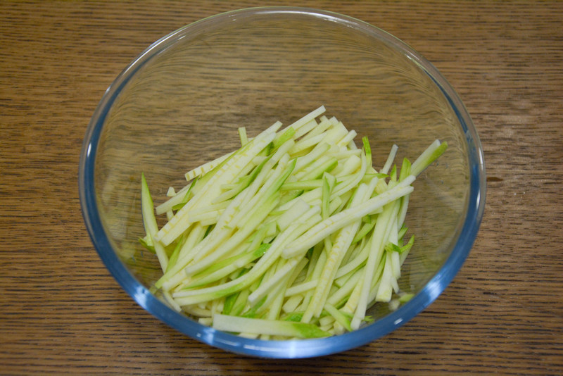 西葫芦拌蟹柳