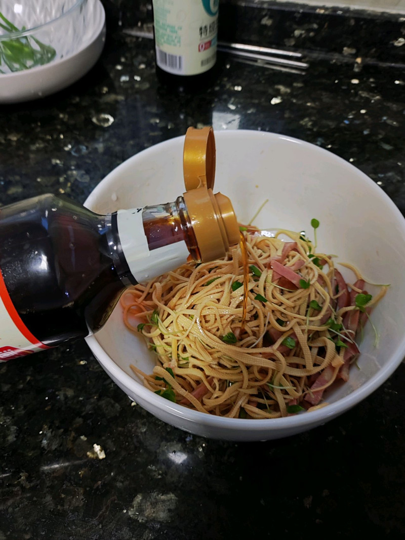 香椿苗拌豆腐丝