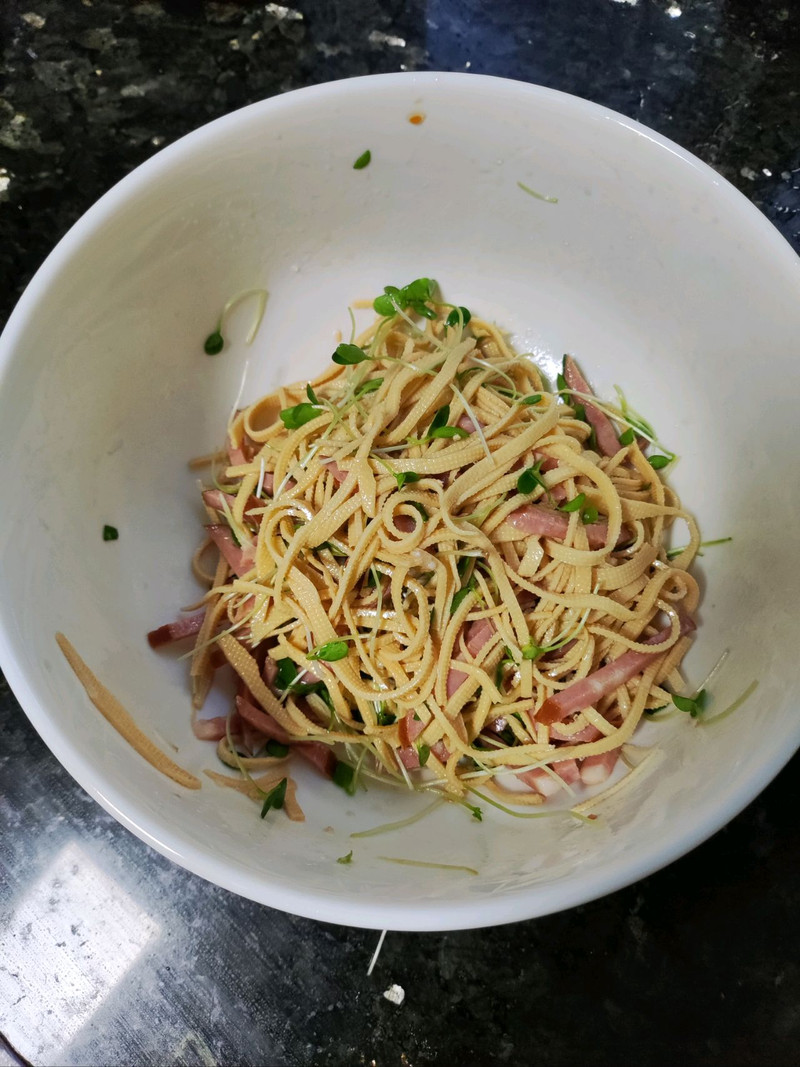 香椿苗拌豆腐丝