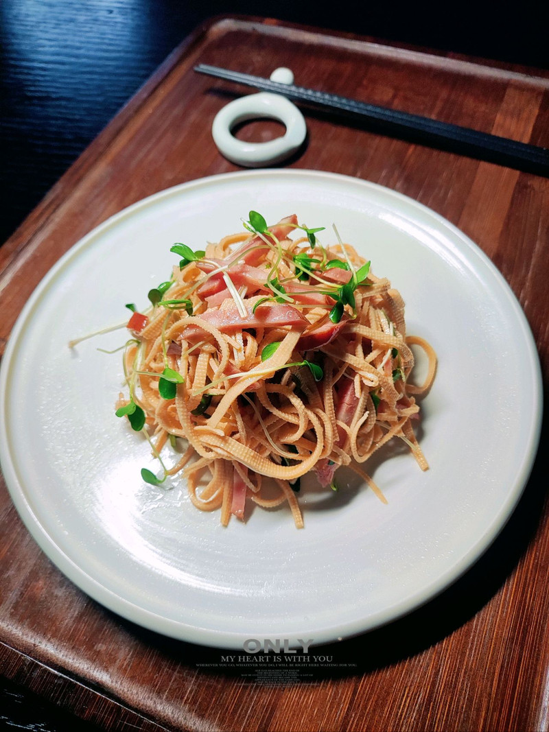 香椿苗拌豆腐丝