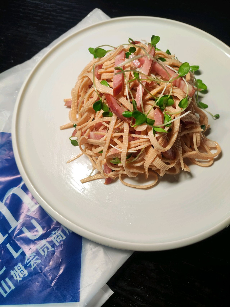 香椿苗拌豆腐丝