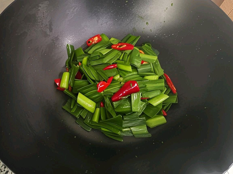 鲜上头！素炒蒜苗，春日餐桌的宝藏美味