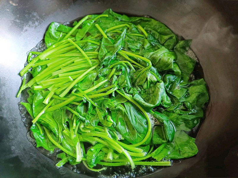 营养双拼！菠菜胡萝卜炒出春日好活力