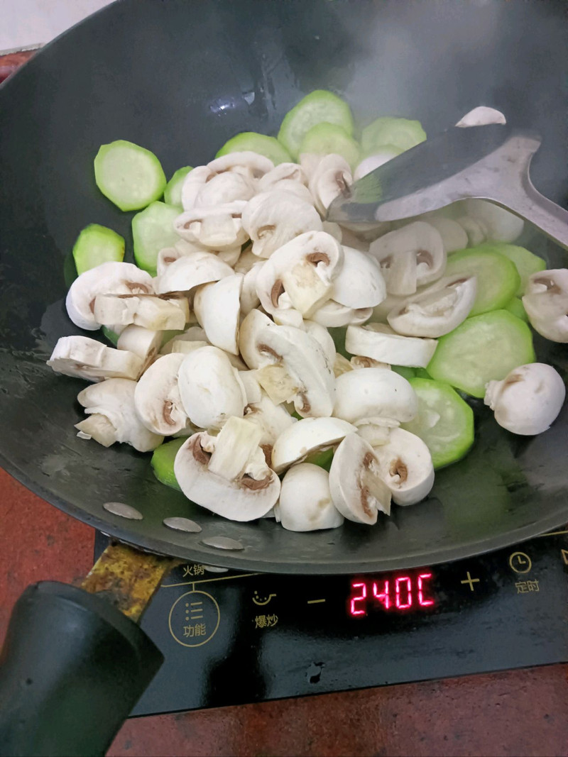 丝瓜炒口蘑