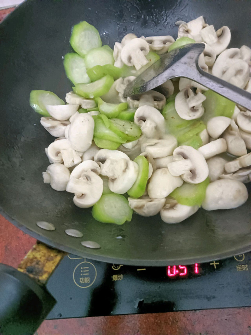 丝瓜炒口蘑