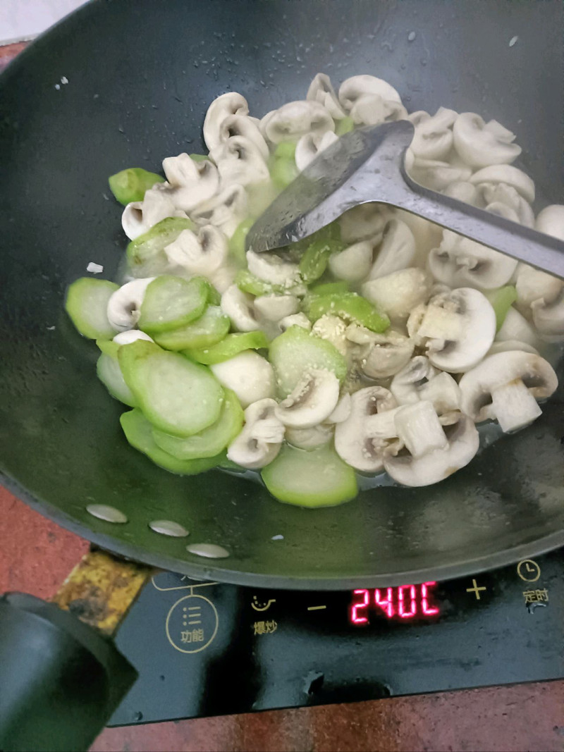 丝瓜炒口蘑