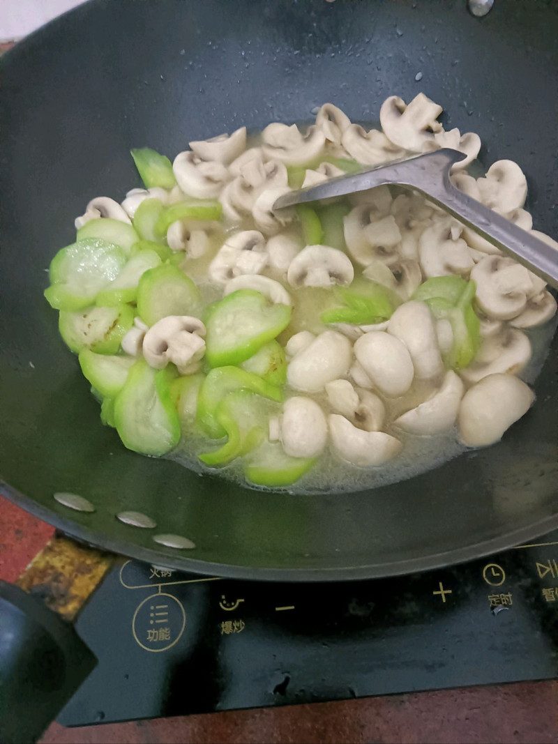 丝瓜炒口蘑