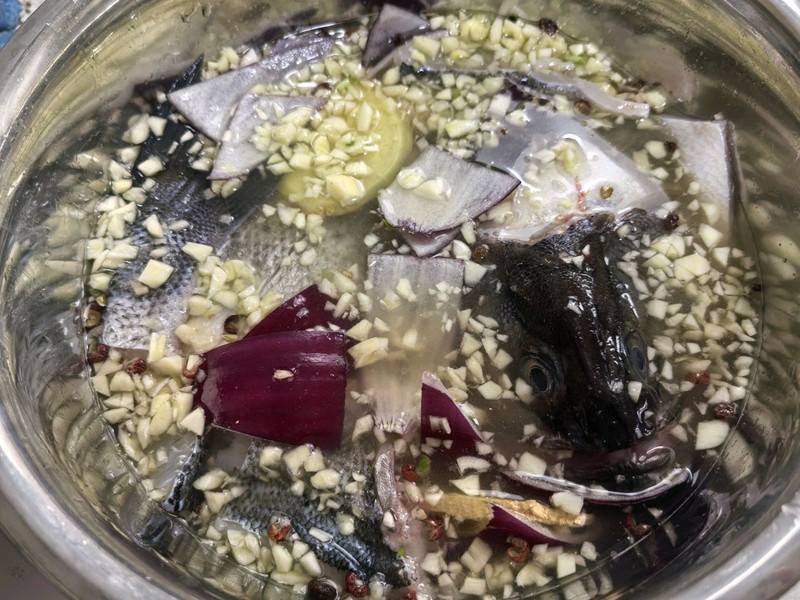 蒜香手撕鲈鱼