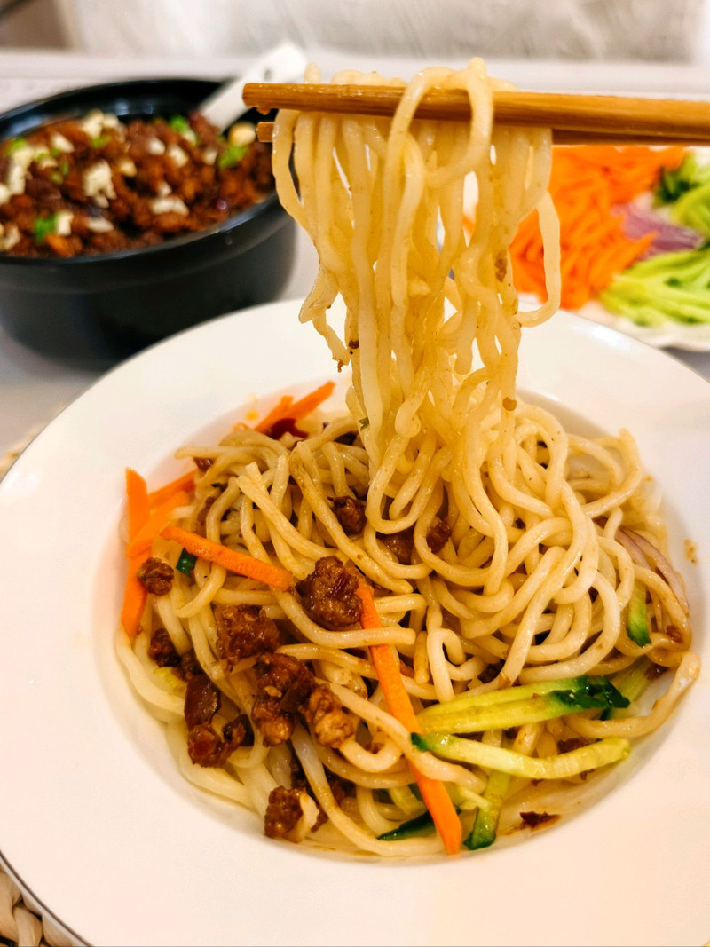 彩蔬炸酱面