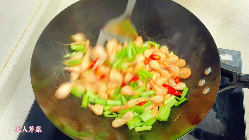 春季补钙家常菜～芹菜炒小虾