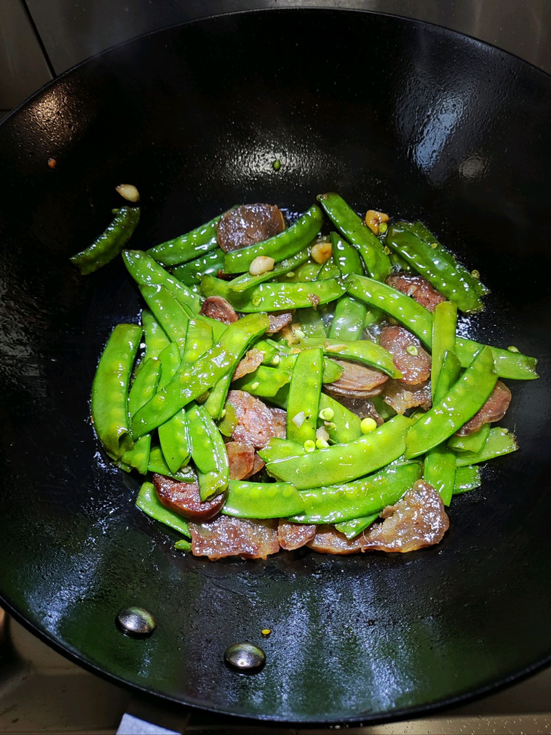 快手香肠炒荷兰豆