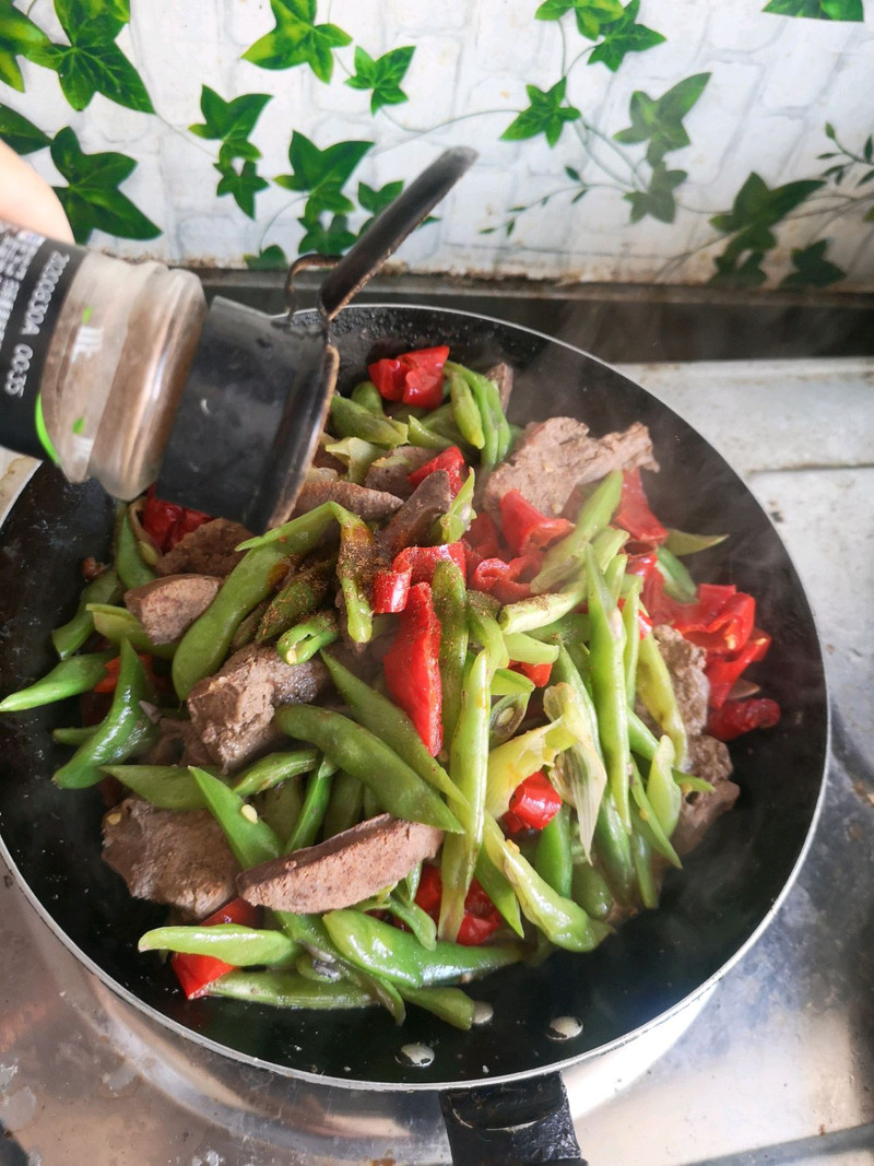 护眼明目红椒四季豆炒猪肝