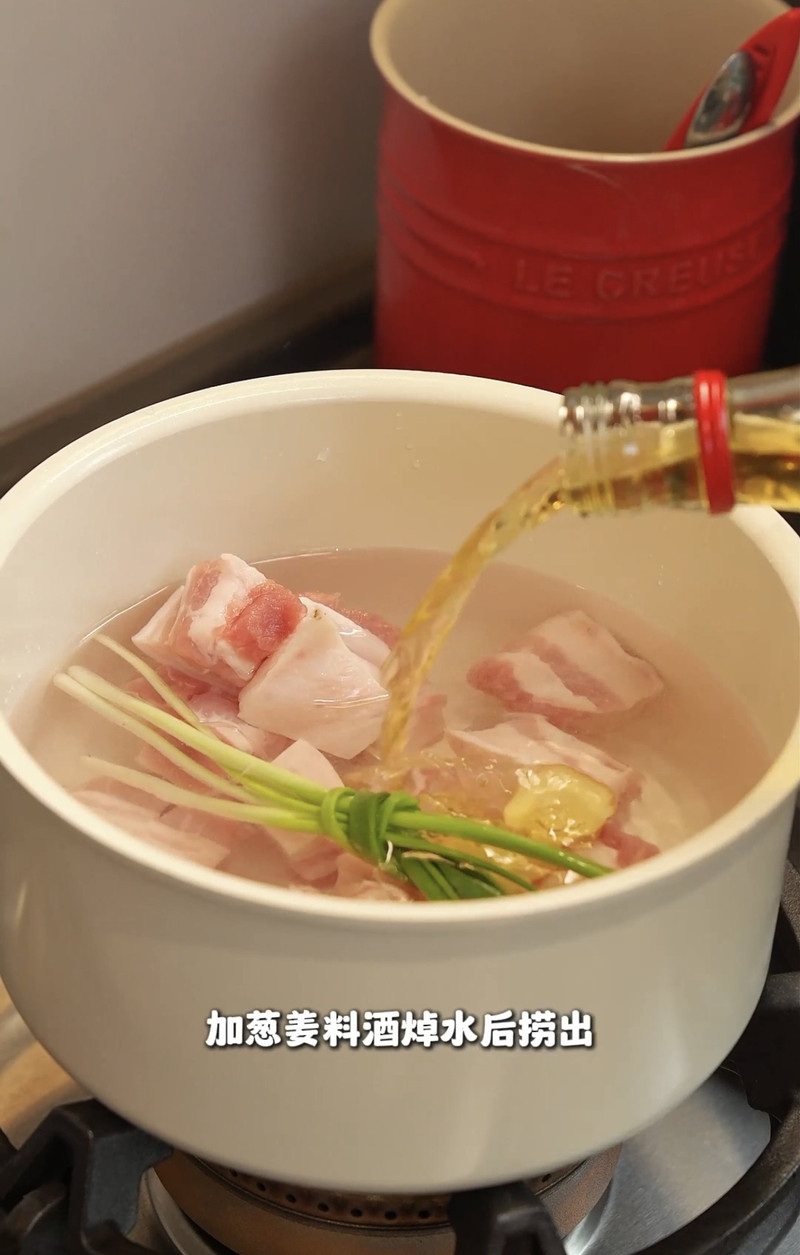 最近吃到了一道芋头炖五花肉，真的是把我香迷糊了！