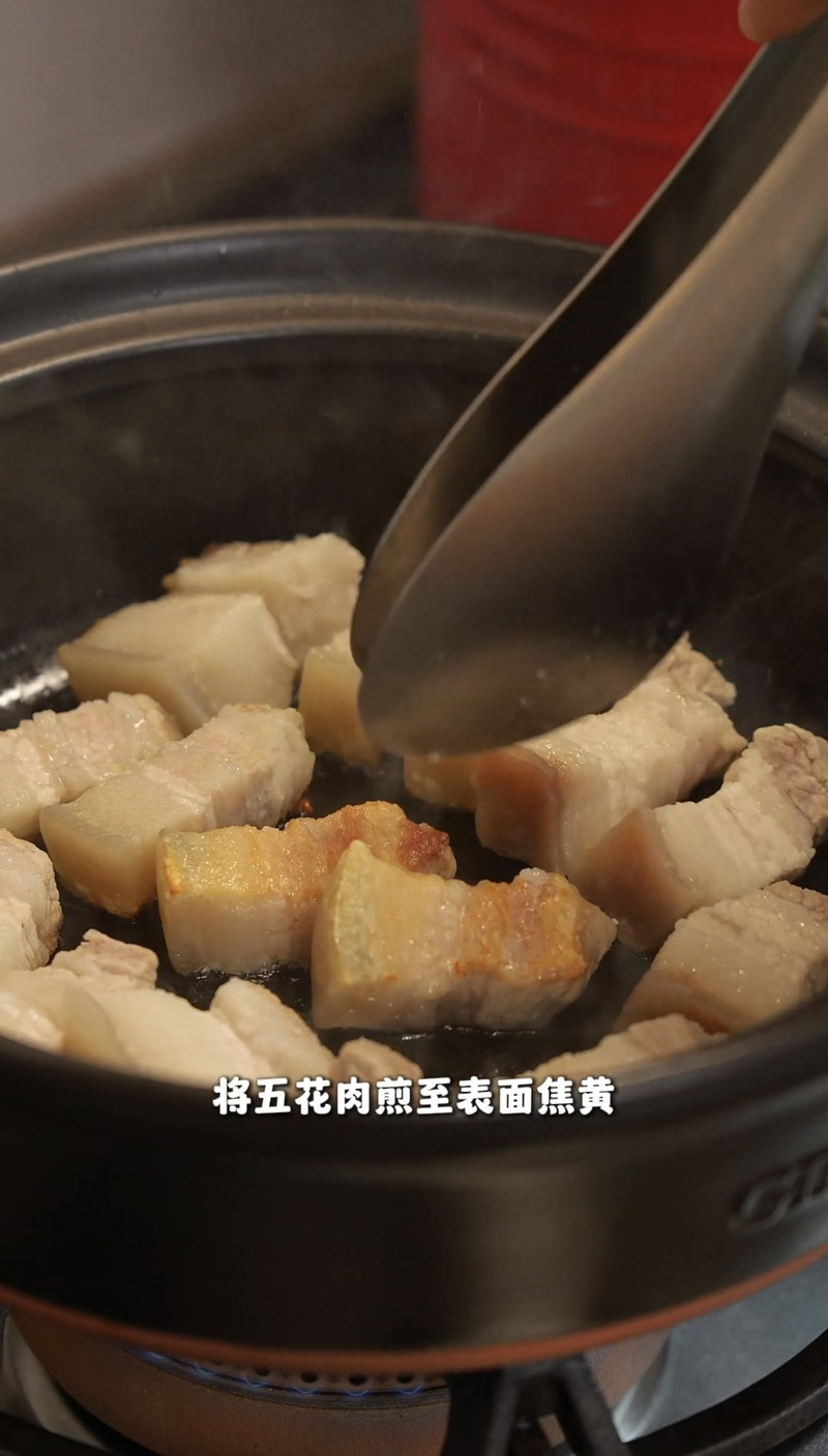 最近吃到了一道芋头炖五花肉，真的是把我香迷糊了！