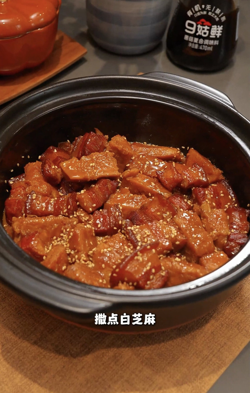 最近吃到了一道芋头炖五花肉，真的是把我香迷糊了！