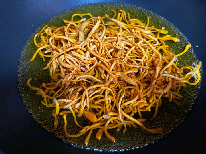 凉拌虫草花