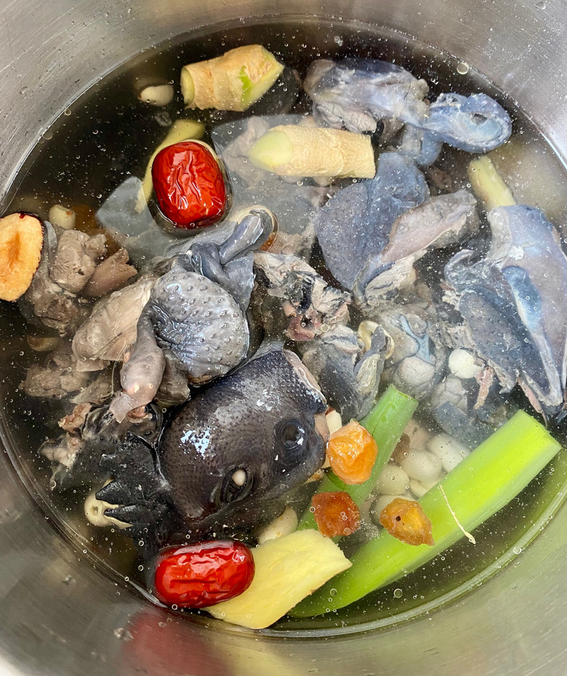 桂圆莲子乌鸡汤