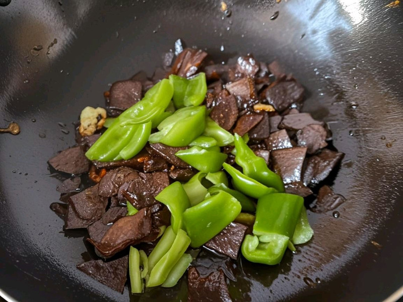 必吃！爆汁炒羊血，香辣过瘾