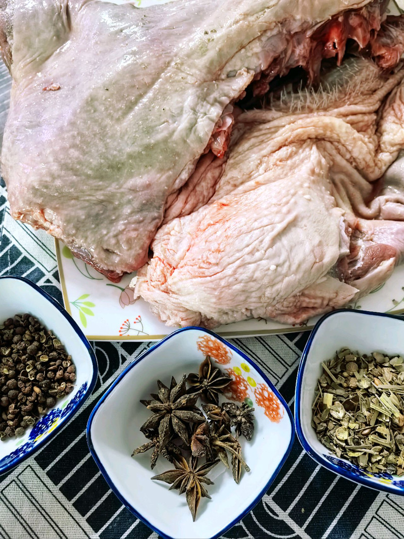 潮汕狮头鹅二吃（铁锅炖大鹅和卤醉狮头鹅）