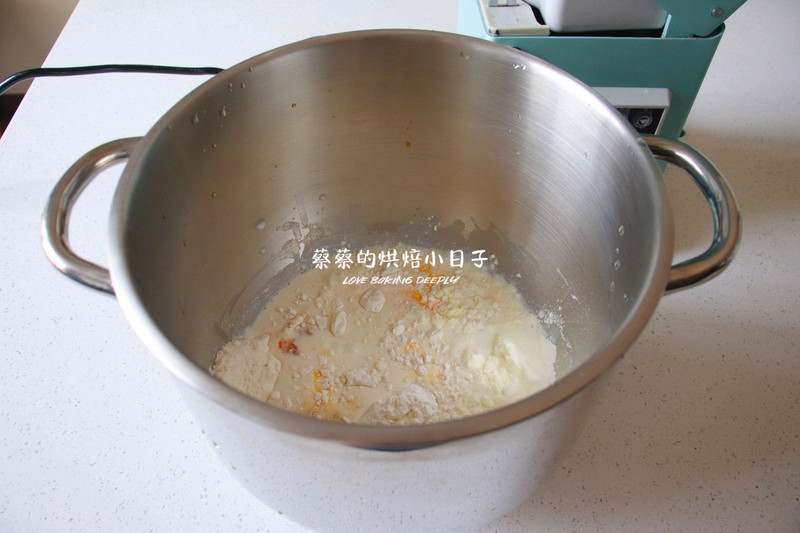 一口香软爆浆的奶酪包