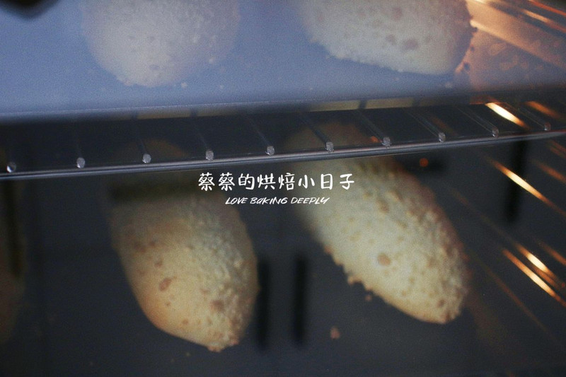 一口香软爆浆的奶酪包