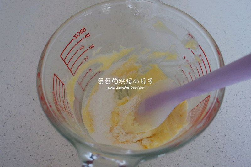 一口香软爆浆的奶酪包