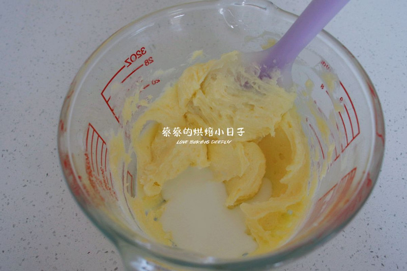 一口香软爆浆的奶酪包