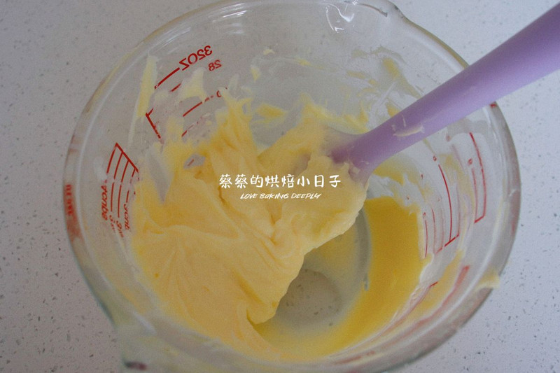 一口香软爆浆的奶酪包