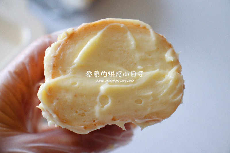 一口香软爆浆的奶酪包