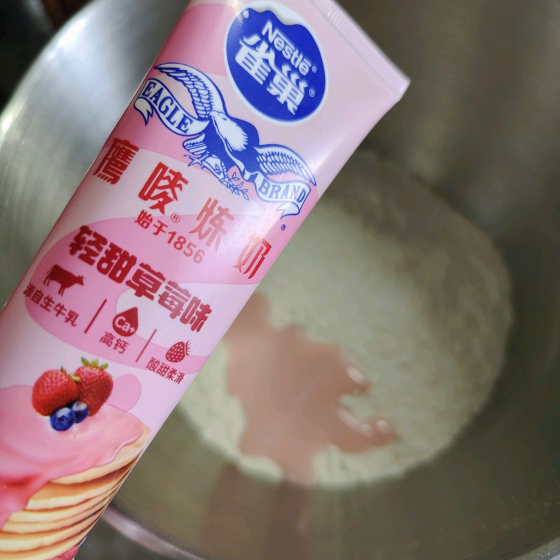 草莓炼奶橄榄包