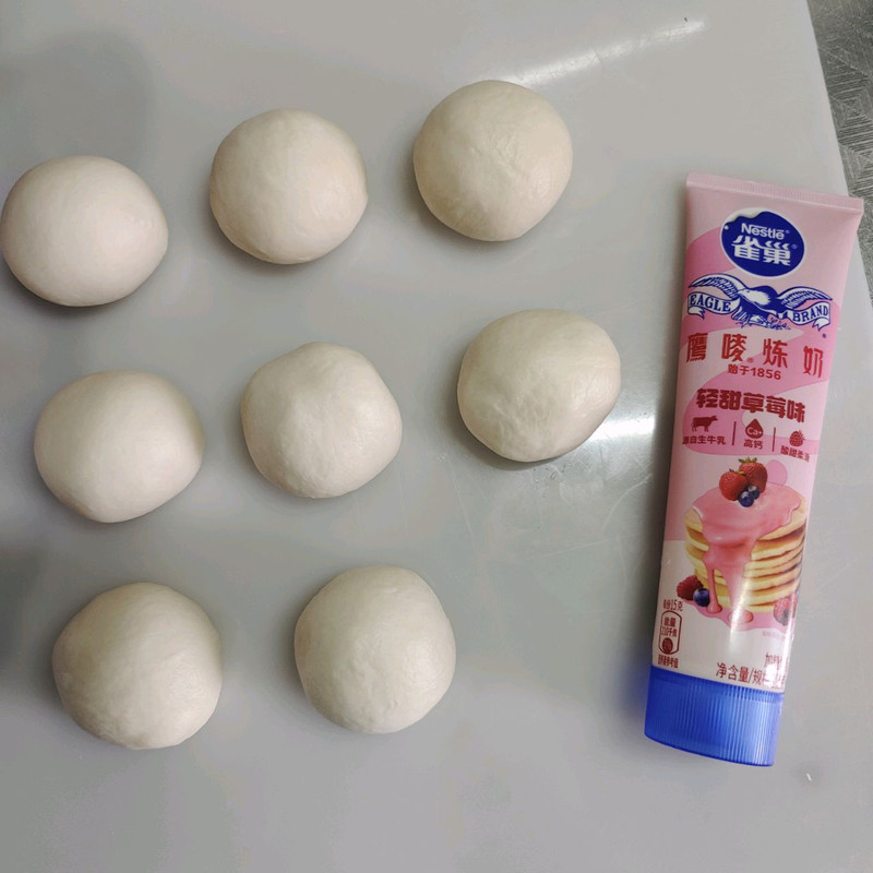 草莓炼奶橄榄包