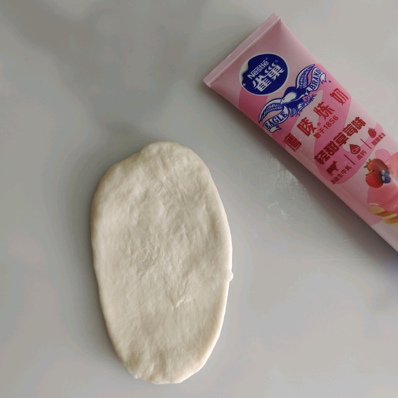 草莓炼奶橄榄包